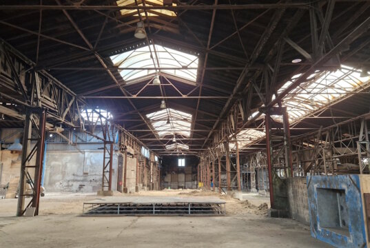 „urban utopia“ verwandelt die alte Grossmann-Gießerei in Wald im Juli drei Wochen lang in einen Kulturort mit Musik, Street Food, Kino und Begegnung. (Foto: © Bastian Glumm)