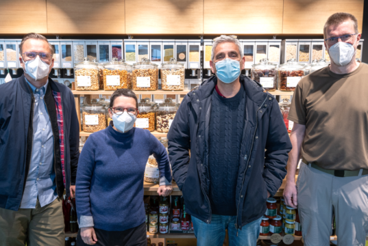Freuen sich über die Geschäftseröffnung in Ohligs: v.li. Sven Wagner, Prokurist GuT, Stefanie Leo, Gründerin Groß und klein – unverpackt Solingen, Lothar Grünewald, Geschäftsführer Grünewald Consulting und Patrick Leo, Gründer Groß und klein – unverpackt Solingen. (Foto: © Daniel Rüsseler)
