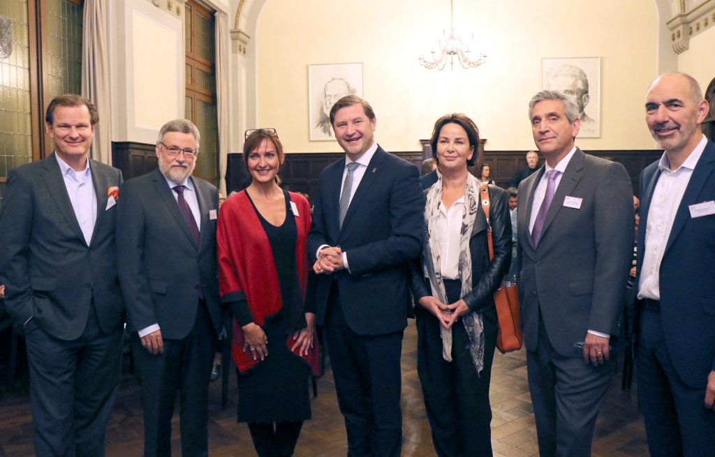 Feierten jetzt gemeinsam Eröffnung im alten Ohligser Rathaus: v.li. Marco van Meer (Wirtschaftsverband Die Familienunternehmer), Prof. Burkard Hillebrands (TU Kaiserslautern), Martina Grünewald-Ernst (LeoCo Lab), Oberbürgermeister Tim Kurzbach, Lea Pistorius (Wirtschaftsförderung), Lothar Grünewald (Grünewald Consulting) und Michael Hochgürtel (codecentric AG). (Foto: © Bastian Glumm)