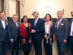 Feierten jetzt gemeinsam Eröffnung im alten Ohligser Rathaus: v.li. Marco van Meer (Wirtschaftsverband Die Familienunternehmer), Prof. Burkard Hillebrands (TU Kaiserslautern), Martina Grünewald-Ernst (LeoCo Lab), Oberbürgermeister Tim Kurzbach, Lea Pistorius (Wirtschaftsförderung), Lothar Grünewald (Grünewald Consulting) und Michael Hochgürtel (codecentric AG). (Foto: © Bastian Glumm)