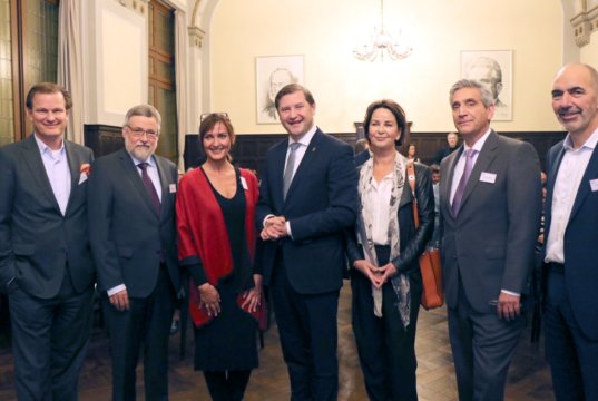 Feierten jetzt gemeinsam Eröffnung im alten Ohligser Rathaus: v.li. Marco van Meer (Wirtschaftsverband Die Familienunternehmer), Prof. Burkard Hillebrands (TU Kaiserslautern), Martina Grünewald-Ernst (LeoCo Lab), Oberbürgermeister Tim Kurzbach, Lea Pistorius (Wirtschaftsförderung), Lothar Grünewald (Grünewald Consulting) und Michael Hochgürtel (codecentric AG). (Foto: © Bastian Glumm)