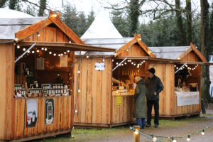 Die Holzstände im Schlosspark präsentieren Kunsthandwerk, Feinkost und Designprodukte. Viele Anbieter wechseln von Wochenende zu Wochenende. (Foto: © Bastian Glumm)