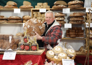 Handwerkskunst auf dem "Grünewalder Adventstraum": Viele Aussteller produzieren vor Ort und bieten Spezialitäten wie traditionell gebackene Brote, Gebäck und Manufakturwaren an. (Foto: © Bastian Glumm)