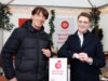Veranstalter Birger Zimmermann (li.) und Oberbürgermeister Daniel Flemm präsentieren auf dem Grünewalder Adventstraum die neue Solinger Wunschbox, über die Besucherinnen und Besucher ihre Anliegen direkt an die Stadt richten können. (Foto: © Bastian Glumm)