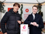Veranstalter Birger Zimmermann (li.) und Oberbürgermeister Daniel Flemm präsentieren auf dem Grünewalder Adventstraum die neue Solinger Wunschbox, über die Besucherinnen und Besucher ihre Anliegen direkt an die Stadt richten können. (Foto: © Bastian Glumm)