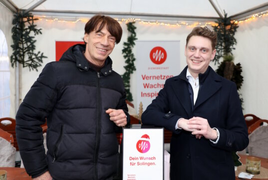 Veranstalter Birger Zimmermann (li.) und Oberbürgermeister Daniel Flemm präsentieren auf dem Grünewalder Adventstraum die neue Solinger Wunschbox, über die Besucherinnen und Besucher ihre Anliegen direkt an die Stadt richten können. (Foto: © Bastian Glumm)