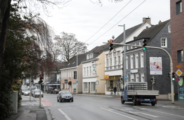 Auf der Grünewalder Straße kam es im Bereich Glockenstraße am Montagmorgen zu einem tödlichen Verkehrsunfall. (Foto: © Tim Oelbermann)