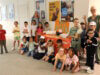 Die Klasse 1a der Grundschule Augustastraße präsentierte im Solinger Rathaus ihre selbstgemachten Schokocrossies und informierte über fairen Handel. Klassenlehrerin Sabine Buchmüller (r.) begleitete das Projekt. (Foto: © Bastian Glumm)