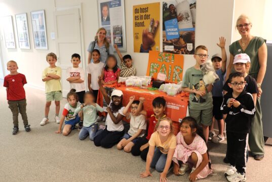 Die Klasse 1a der Grundschule Augustastraße präsentierte im Solinger Rathaus ihre selbstgemachten Schokocrossies und informierte über fairen Handel. Klassenlehrerin Sabine Buchmüller (r.) begleitete das Projekt. (Foto: © Bastian Glumm)