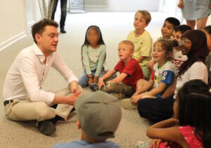 Zeit für die Kinder: Oberbürgermeister Daniel Flemm sprach mit den Erstklässlern über fairen Handel, Kinderarbeit und ihr Engagement für mehr Gerechtigkeit. (Foto: © Bastian Glumm)