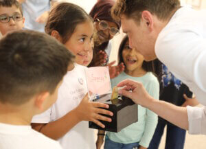Oberbürgermeister Daniel Flemm unterstützt die Spendenaktion der Klasse 1a mit einer eigenen Spende. Die Schülerinnen und Schüler sammelten im Rathaus Geld für Projekte von „Brot für die Welt“. (Foto: © Bastian Glumm)