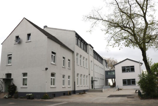 Die Stadt führt in den Sommerferien Bauarbeiten an und in Solinger Schulen durch, auch die Grundschule Bogenstraße in Ohligs wird davon profitieren. (Archivfoto: © Bastian Glumm)