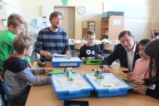 Die Kinder der Grundschule Bogenstraße in Ohligs werden unter anderem mit digitalen Lernmitteln unterrichtet. Sonderpädagoge Stefan Jänen (li.) leitet die Kids an, Oberbürgermeister Tim Kurzbach schaut den kleinen Programmierern über die Schulter. (Foto: © Bastian Glumm)