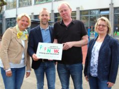 Freuen sich über die Teilnahme der Grundschule Gerberstraße am Landesprogramm "Bildung und Gesundheit": v.li. Lehrerin Karen Klever, Schulleiter Peter Nink, Gernot Augustin vom Landesprogramm und Lehrerin Heidi Beese. (Foto: © B. Glumm)