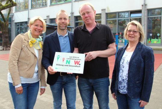Freuen sich über die Teilnahme der Grundschule Gerberstraße am Landesprogramm "Bildung und Gesundheit": v.li. Lehrerin Karen Klever, Schulleiter Peter Nink, Gernot Augustin vom Landesprogramm und Lehrerin Heidi Beese. (Foto: © B. Glumm)
