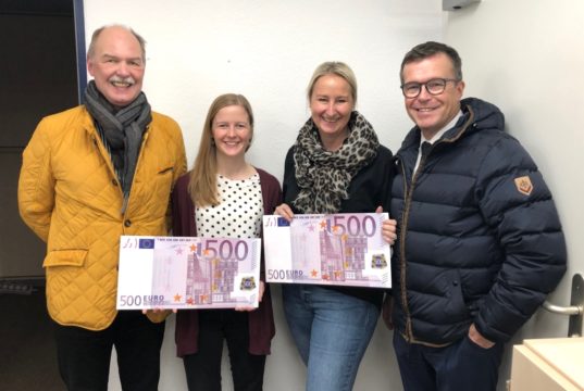 Unterstützen das Sozialkompetenz-Konzept der Grunschule Klauberg: v.li. Kiwanis-Präsident Stefan Schreiner, Saskia Wegner und Alexandra Neugebauer von der Grundschule Klauberg sowie Martin Idelberger, Charity-Beauftragter des Service-Clubs. (Foto: © Kiwanis Club Solingen)