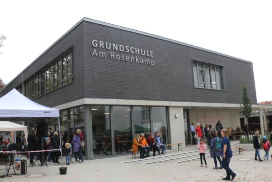 Am Samstag wurde an der Heidstraße die Fertigstellung des Neubaus der Grundschule Am Rosenkamp gefeiert. (Foto: © Bastian Glumm)