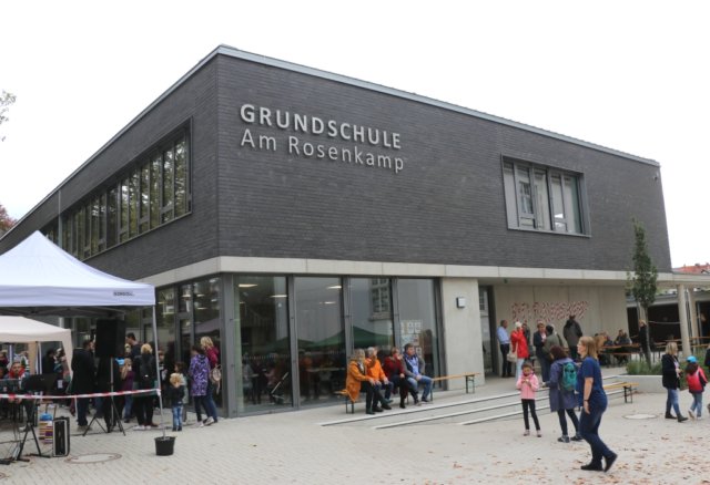 Am Samstag wurde an der Heidstraße die Fertigstellung des Neubaus der Grundschule Am Rosenkamp gefeiert. (Foto: © Bastian Glumm)