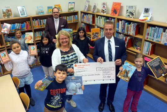 Strahlende Gesichter in den Räumen der Grundschule Scheidter Straße: Frank Heipertz (re.) von der Stadt-Sparkasse Solingen übergab am Donnerstag eine Spende an Lehrerin Monika Bermann und Jan Michael Lange vom Schulverein. (Foto: © Stadt-Sparkasse Solingen)