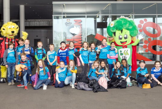 Die Kinder der Klasse 4b der Grundschule Weyer in Wald machten gestern einen Ausflug in die BayArena in Leverkusen. (Foto: © Bergische Krankenkasse)