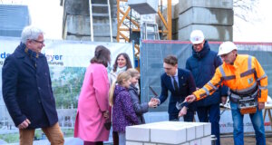 Am vergangenen Donnerstag wurde an der Grundschule Weyer an der Sternstraße der Grundstein für den neuen dreigeschossigen Erweiterungsbau gelegt. (Foto: © Stadt Solingen)