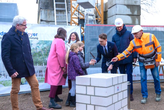 Am vergangenen Donnerstag wurde an der Grundschule Weyer an der Sternstraße der Grundstein für den neuen dreigeschossigen Erweiterungsbau gelegt. (Foto: © Stadt Solingen)