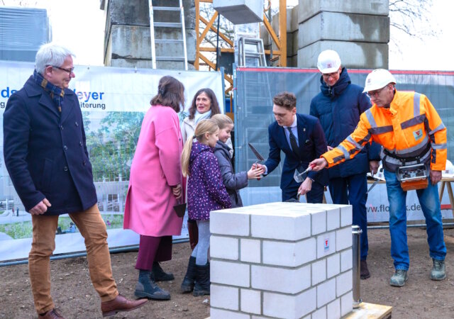 Am vergangenen Donnerstag wurde an der Grundschule Weyer an der Sternstraße der Grundstein für den neuen dreigeschossigen Erweiterungsbau gelegt. (Foto: © Stadt Solingen)