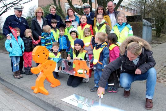 Arbeiten sprichwörtlich Hand in Hand zusammen, um den Kindern mehr Sicherheit im Straßenverkehr zu bieten: Die Grundschule Weyer, die Kitas Sternstraße und Sterntaler, die Verkehrswacht und die Verkehrssicherheitsberater der Polizei. (Foto: © B. Glumm)