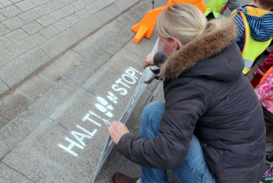 Während der Sommerferien werden neue "Elternhaltestellen" eingerichtet. An der Altenhofer Straße vor dem Schulgebäude (Höhe Haus Nr. 74) sowie an der Adolf-Kolping-Straße vor dem Schulgebäude (Höhe Haus Nr. 26). (Archivfoto: © Bastian Glumm)