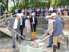 In der Baugrube des neuen Hallenbads Vogelsang wurde heute der symbolische Grundstein gelegt: v.li. Stadtdirektor Hartmut Hoferichter, Kämmerer Ralf Weeke, Kirsten Olsen-Buchkremer von der Solinger Bädergesellschaft, Sportdezernentin Dagmar Becker, Oberbürgermeister Tim Kurzbach, Bürgermeister Ernst Lauterjung und Paul Gerrits, Geschäftsführer von Pellikaan. (Foto: © Bastian Glumm)