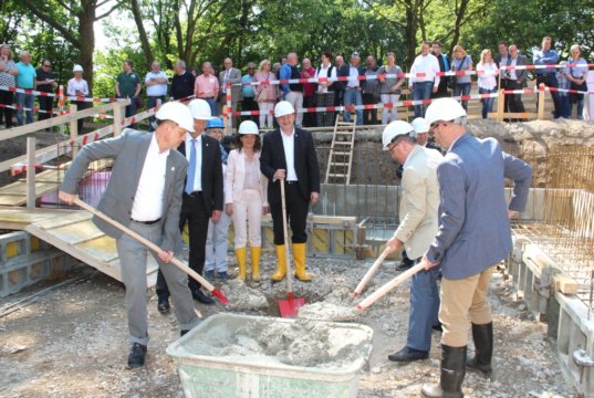 In der Baugrube des neuen Hallenbads Vogelsang wurde heute der symbolische Grundstein gelegt: v.li. Stadtdirektor Hartmut Hoferichter, Kämmerer Ralf Weeke, Kirsten Olsen-Buchkremer von der Solinger Bädergesellschaft, Sportdezernentin Dagmar Becker, Oberbürgermeister Tim Kurzbach, Bürgermeister Ernst Lauterjung und Paul Gerrits, Geschäftsführer von Pellikaan. (Foto: © Bastian Glumm)