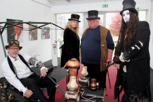 Kunst trifft Steampunk! Kommendes Wochenende das Schwerpunktthema beim diesjährigen Güterhallenfest. v.li. Künstler Régis Noël, Petra Krötzsch, PR- und Eventmanagerin der Güterhallen, Künstler Peter Amann und Steampunk-Künstler Mortimer Mac Brown. (Foto: © B. Glumm)
