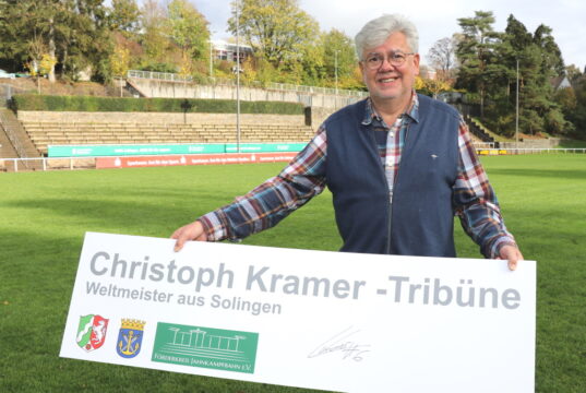 Guido Rohn ist Vorsitzender des Förderkreises Jahnkampfbahn in Wald. Auf der Gegengerade des Stadions sollen rund 600 Stehplätze überdacht werden, die neue Tribüne soll den Namen des Solinger Fußball-Weltmeisters Christoph Kramer tragen. (Foto: © Bastian Glumm)