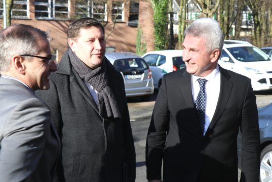 Prof. Dr. Andreas Pinkwart (FDP, re.), Minister für Wirtschaft, Innovation, Digitalisierung und Energie des Landes Nordrhein-Westfalen, besuchte am Mittwoch den „3D Startup Campus NRW“. Empfangen wurde er im Gründer- und Technologiezentrum von Oberbürgermeister Tim Kurzbach. (Foto: © Bastian Glumm)