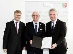 Frank Balkenhol (mi.), Geschäftsführer der Solinger Wirtschaftsförderung, nahm jetzt den Förderbescheid entgegen, den NRW-Wirtschaftsminister Andreas Pinkwart (re.) im Gepäck hatte. (Foto: © MWIDE NRW/E. Lichtenscheidt)