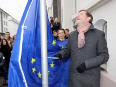 Das Gymnasium Schwertstraße wurde zur Europaschule ernannt. Oberbürgermeister Tim Kurzbach (re.) und Schulleiter Ulrich Nachtkamp (mi.) hissten jetzt gemeinsam am Haupteingang des Gymnasiums die europäische Flagge. (Foto: © Bastian Glumm)