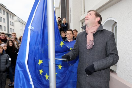 Das Gymnasium Schwertstraße wurde zur Europaschule ernannt. Oberbürgermeister Tim Kurzbach (re.) und Schulleiter Ulrich Nachtkamp (mi.) hissten jetzt gemeinsam am Haupteingang des Gymnasiums die europäische Flagge. (Foto: © Bastian Glumm)
