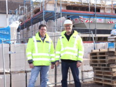 Nazem Zinelabedin (li.) und Drik Rüttgers von der RCK Projektbau GmbH & Co. KG bauen in Haan an der Alleestraße ein modernes Wohnhaus. (Foto: © Bastian Glumm)
