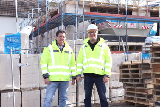Nazem Zinelabedin (li.) und Drik Rüttgers von der RCK Projektbau GmbH & Co. KG bauen in Haan an der Alleestraße ein modernes Wohnhaus. (Foto: © Bastian Glumm)