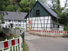 Die Brücke Haasenmühle über den Nacker Bach, die die Leichlinger Straße mit der Straße Wipperaue verbindet, wird abgerissen. (Foto: © Bastian Glumm)