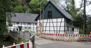 Die Brücke Haasenmühle über den Nacker Bach, die die Leichlinger Straße mit der Straße Wipperaue verbindet, wurde abgerissen. (Foto: © Bastian Glumm)