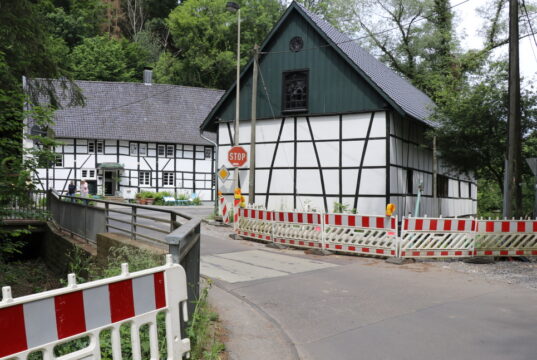 Die Brücke Haasenmühle über den Nacker Bach, die die Leichlinger Straße mit der Straße Wipperaue verbindet, wurde abgerissen. (Foto: © Bastian Glumm)