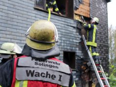 Zu einem Feuer in einem Mehrfamilienhaus in der Hofschaft Hästen rückte die Feuerwehr am späten Freitagnachmittag aus. (Foto: © Tim Oelbermann)