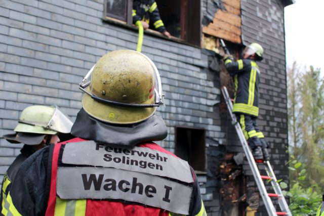 Zu einem Feuer in einem Mehrfamilienhaus in der Hofschaft Hästen rückte die Feuerwehr am späten Freitagnachmittag aus. (Foto: © Tim Oelbermann)