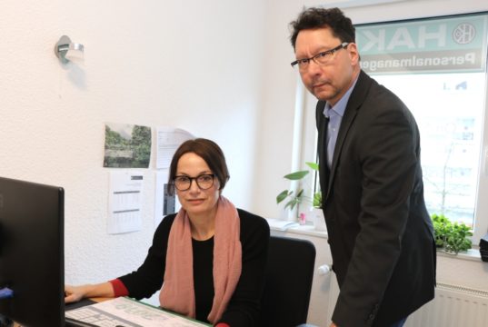 Bringen Stellensuchende und Arbeitgeber zusammen: Personal-Disponentin Stefanie Menning und Bernhard God, Geschäftsführer der Firma Hako Personalmanagement. (Foto: © Bastian Glumm)