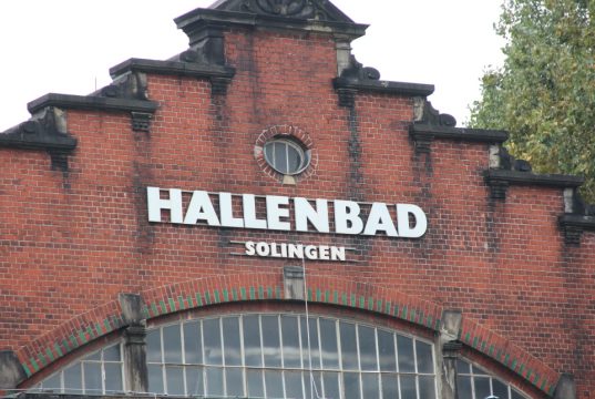 Das ehemalige Hallenbad an der Birker Straße gegenüber der Eissporthalle. (Archivfoto: © Bastian Glumm)