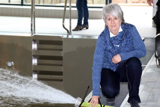 Am Donnerstagnachmittag gab Kirsten Olsen-Buchkremer, Geschäftsführerin der Solinger Bädergesellschaft, im neuen Hallenbad Vogelsang das Kommando "Wasser marsch!". 545.000 Liter Wasser fließen in den nächsten Tagen in das große Schwimmerbecken. (Foto: © Bastian Glumm)