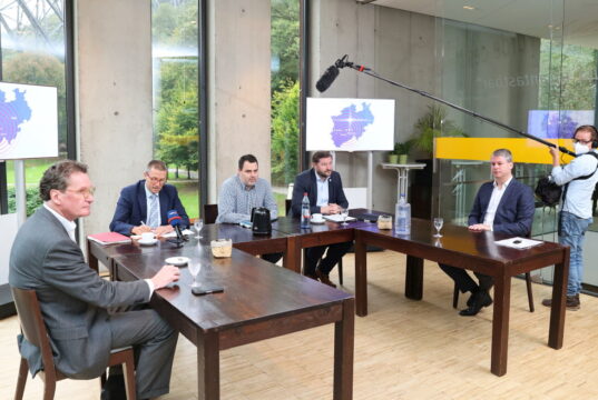 v.li. BHC-Geschäftsführer Jörg Föste, Oberbürgermeister Prof. Dr. Uwe Schneidewind (Wuppertal), BHC-Pressesprecher Thorsten Hesse; Oberbürgermeister Tim Kurzbach (Solingen) und BHC-Marketingchef Philipp Tychy. (Foto: © Christian Beier)