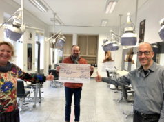 Kreishandwerksmeister Arnd Krüger (mi.) überreicht den Scheck über den Unterstützungsbetrag an die Obermeisterin der Friseur-Innung, Pia Schneider, und den stellv. Obermeister Andreas Schick. (Foto: © Kreishandwerkerschaft Solingen-Wuppertal)