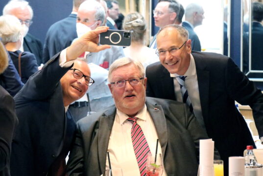 Ein Erinnerungsfoto machten im Klostersaal am Mittwoch (v.li.) Prof. Dr. Herbert Vetter (Chefarzt der Herzchirurgie CardioCliniC Köln), Prof. Dr. Hans Martin Hoffmeister und Prof. Dr. Melchior Seyfarth (Direktor der Medizinischen Klinik 3 -Kardiologie - im Helios Klinikum Wuppertal). (Foto: © Bastian Glumm)